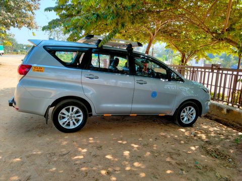 Innova Crysta Rental Bangalore Guide: Explore Vehicle Features, Rental Options & Travel Insights